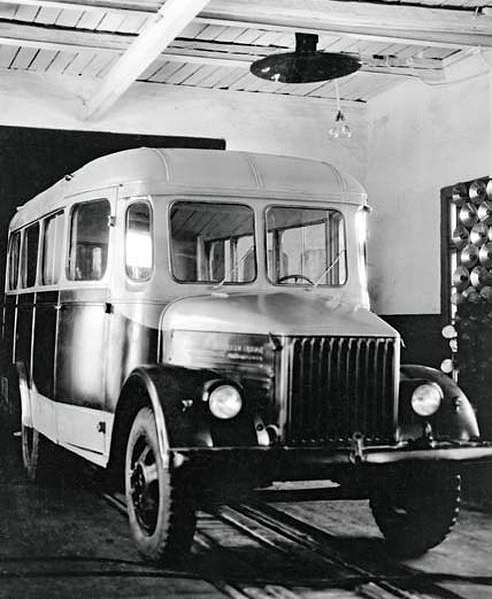 Автобус КММ на шасси ГАЗ-51 (фото 50-х гг.)