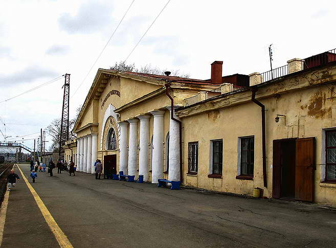 Здание вокзала на станции "Гороблагодатская" (фото 2000-х гг.)