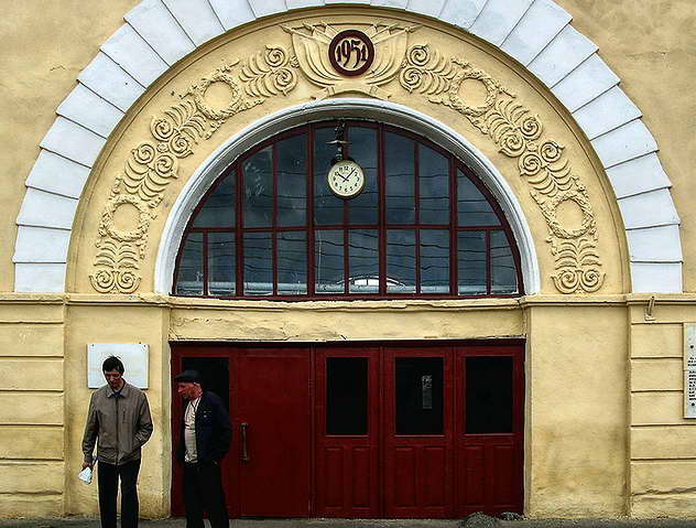 Здание вокзала снаружи (фото 2000-х гг.)