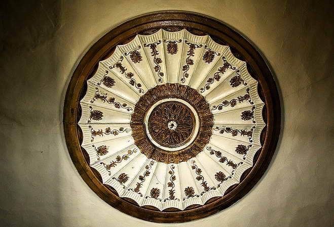 Розетка люстры центрального зала (фото 2000-х гг.)