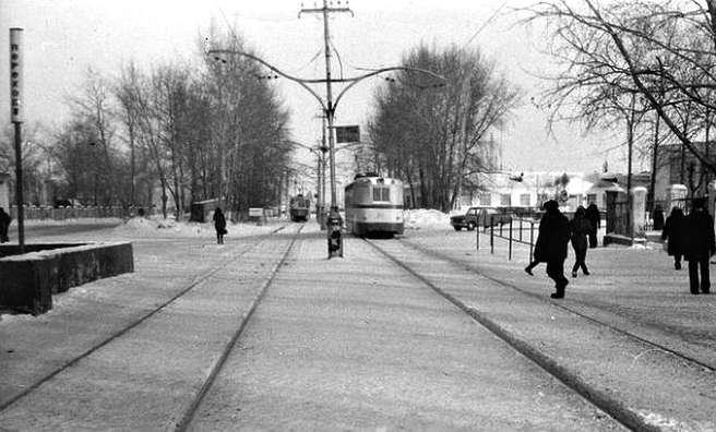 ЛМ-57 (справа) на заходе в парк УВЗ (фото 70-х гг.)