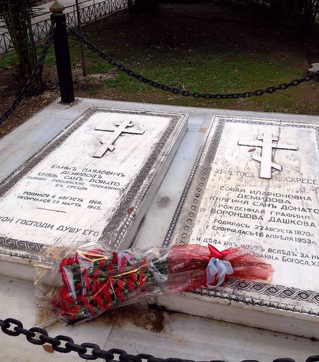Место погребения Елима Павловича и Софьи Илларионовны Демидовых в Афинах (фото В. и А. Ширяевых, 2014 г.)