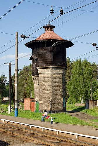 Водонапорная башня, оставшаяся на станции Анатольской со времён пуска УГЖД (фото 2000-х гг.)
