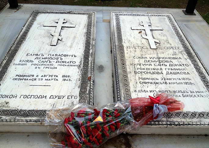 На могиле Е. П. Демидова в Афинах
