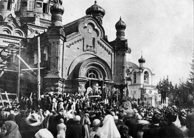Поднятие крестов на Вознесенский собор. 1913 г.