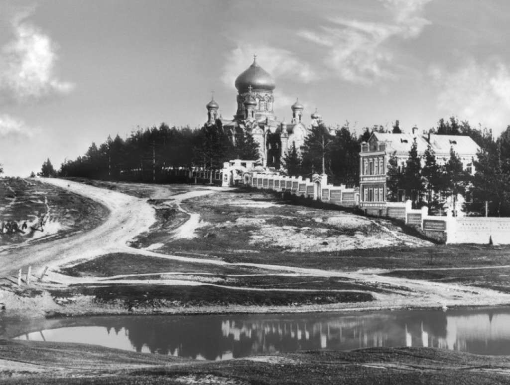 Вид на территорию Скорбященского женского монастыря и Вознесенский собор (фото 1916 г.)