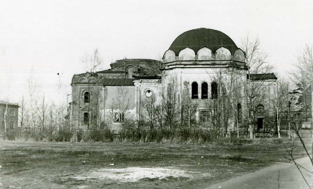 Две церкви в бывшем Скорбященском женском монастыре. Западная сторона. Фото Б.А. Шилова. 03.11.1980 г