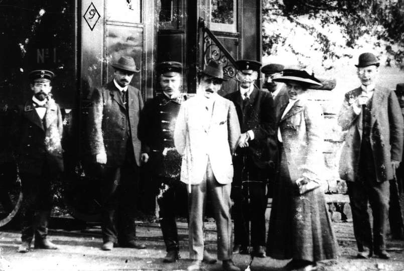 В центре, на переднем плане: Елим Павлович Демидов и Софья Илларионовна Демидова-Дашкова во время приезда в Верхнюю Салду в 1910 году