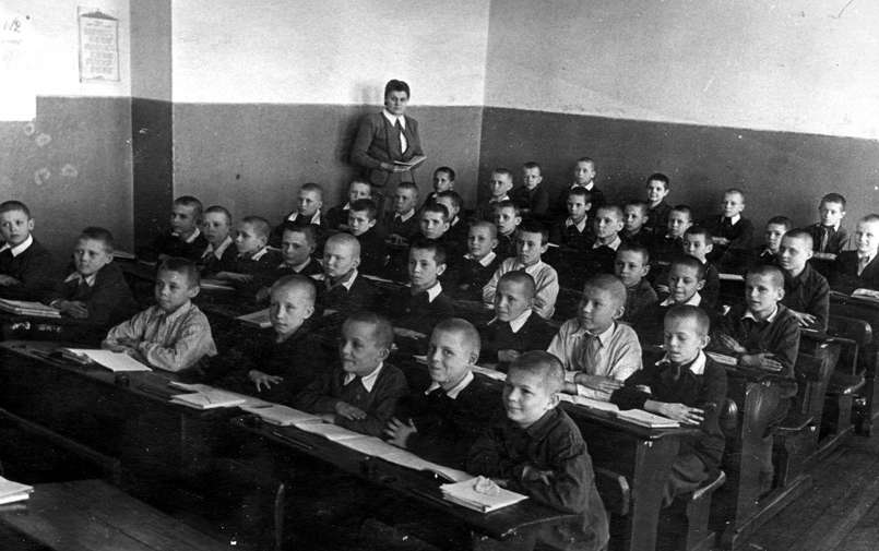 Идут занятия для учеников 4-го класса (фото 1952 г.)