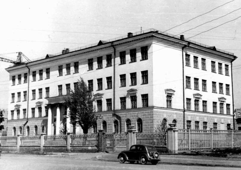 Здание школы № 6 (фото 1955 г.)