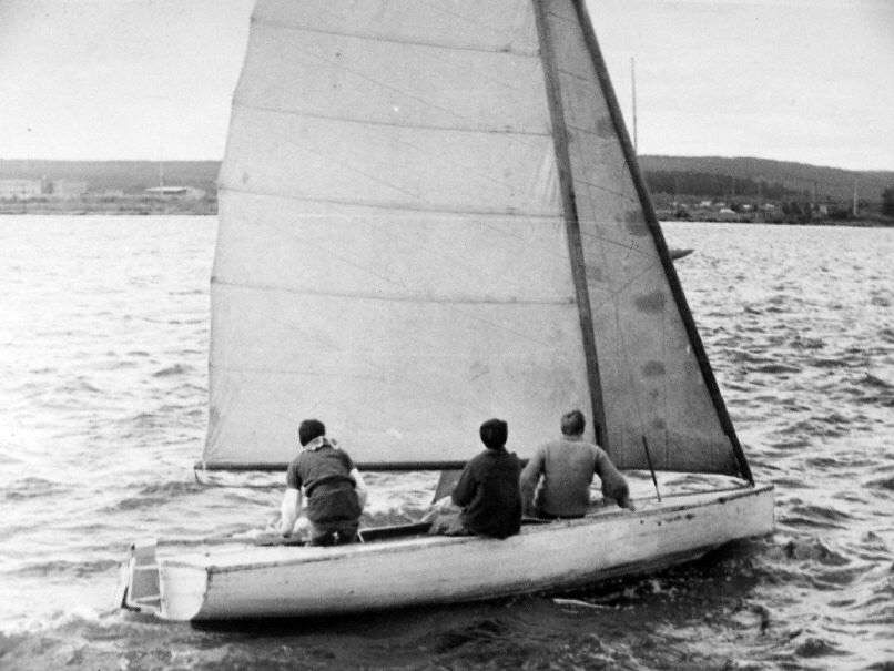 Спортсмены яхт-клуба "Эллинг" на глади Тагильского пруда (фото 1970-х гг.)