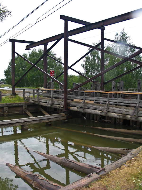 Остатки старой заводской плотины (фото 2011 г.) 