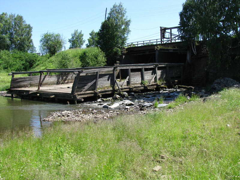 Старая плотина Висимо-Шайтанского завода (фото 2008 г.) 