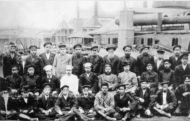 Рабочие и служащие Висимо-Шайтанского завода (фото 1900 г.) 