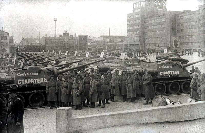 Колонна САУ "Советский старатель" перед отправкой на фронт в Свердловске (фото 1944 г.) 