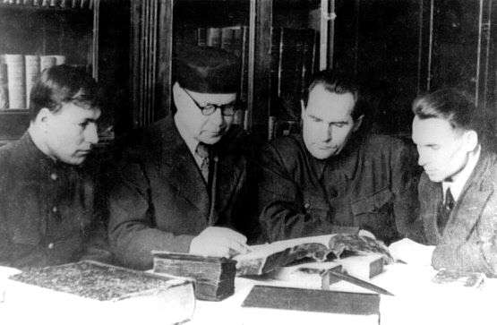 В центре — П. С. Богословский и А. К. Шарцев на встрече с комсомольцами в центральной городской библиотеке г. Перми (фото 1940-х гг.) 