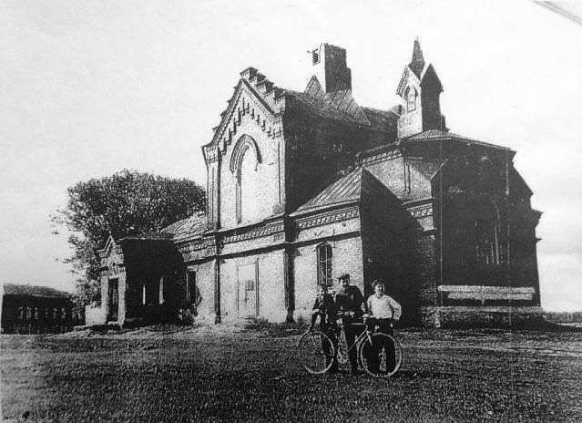 Клуб в селе Горбуново, бывшая церковь Никольский престол (фото 1940-х гг.) 