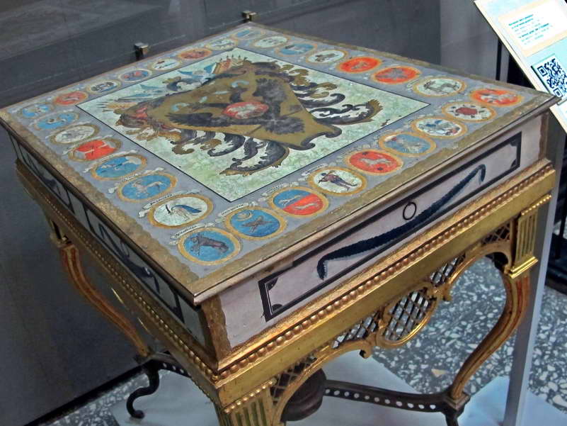 Стол-шкатулка для хранения именных царских грамот (фото 2000-х гг.)