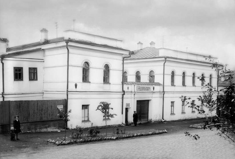 Здание уездного земского правления на улице Уральской (фото 1930-х гг.)