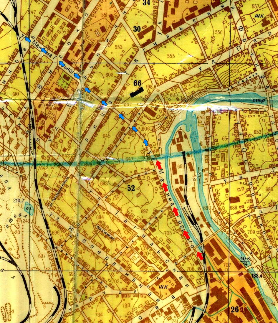 Улица Максима Горького на карте 1960 года. Красными стрелками обозначена улица в дореволюционный период, синими — продлённая в 1930–1950 гг.