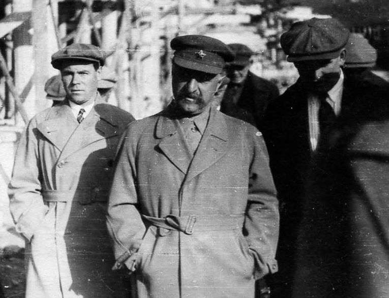 Нарком Г. К. Орджоникидзе во время поездки по Уралу в 1935 г.