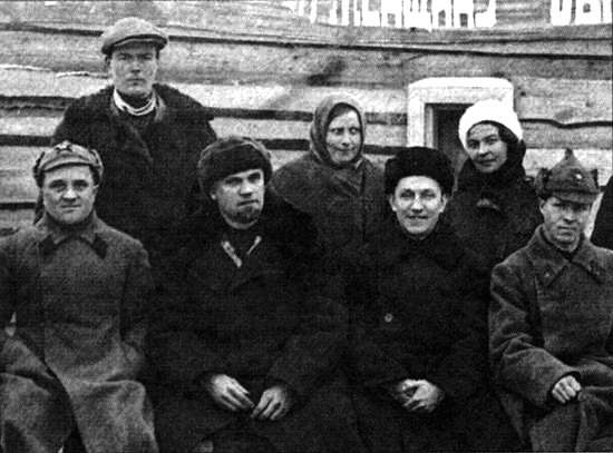 Управляющий трестом "Тагилстрой" М. М. Царевский (сидит, второй слева) на открытии объекта соцкультбыта в посёлке строителей НТМЗ