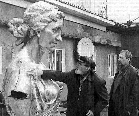 Скульптор А.Г. Неверов и директор драмтеатра В.П. Бубенков возле обновленной статуи Искусство