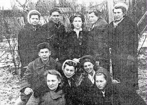 Слева направо: четвертая в нижнем ряду Надежда Хлопотова - со студентами-однокурсниками. Апрель 1946 г.