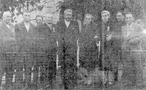 Директор завода Н.Я. Гуляев (четвертый слева), первый главный инженер Д.Г. Шумаков (крайний справа), горновая Ф.В. Шарунова (четвертая справа) в группе заводчан (фото 1942 года)