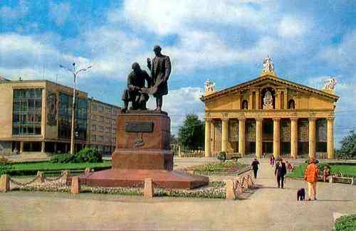 Памятник Еф. и М. Черепановым на Театральной площади