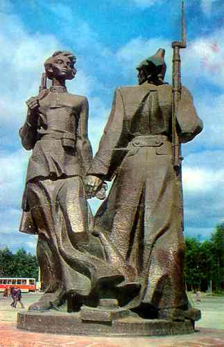 Памятник первым комсомольцам города "Молодость Страны Советов"