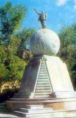 Памятник В.И. Ленину. (Фото 1987)