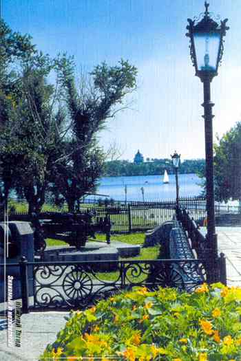 Парк имени писателя А.П. Бондина. Вид на собор Александра Невского