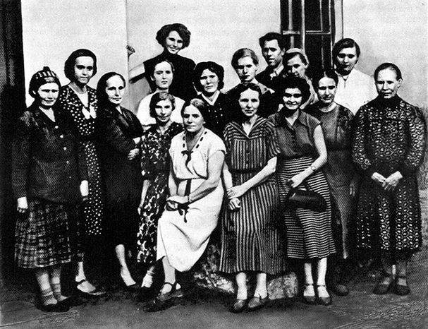 Сотрудники музея 1950-х гг. В центре в светлом платье сидит Е.В. Боташева.