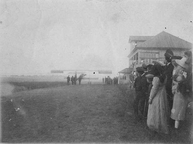 Аэроплан "Фарман" С. И. Уточкина на ипподроме в Нижнем Тагиле 14 июня 1914 г.