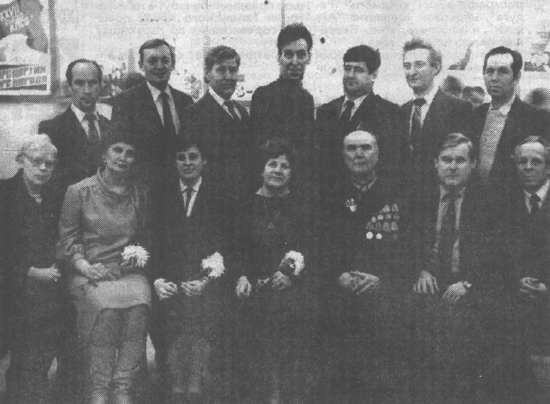 Выпускники вечернего факультета с преподавателями М.Н. Семиколенных (в центре). Фото 1987 года.