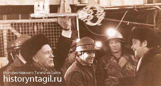 На торжественном митинге начальник рудника Сергей Николаев передал начальнику новой шахты Евгению Черноголову символический ключ. Фото из архива