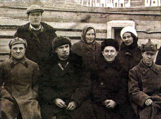 М. М. Царевский (второй слева)