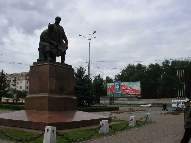 Памятник Ефиму и Мирону Черепановым
