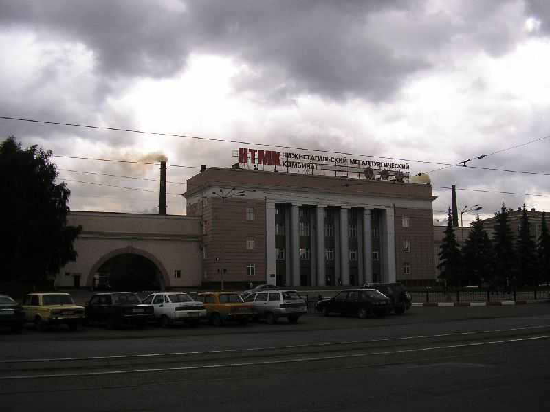 Площадь перед главной проходной НТМК