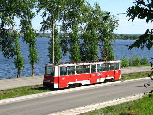 Вид на городской пруд и трамвай, идущий на ГГМ