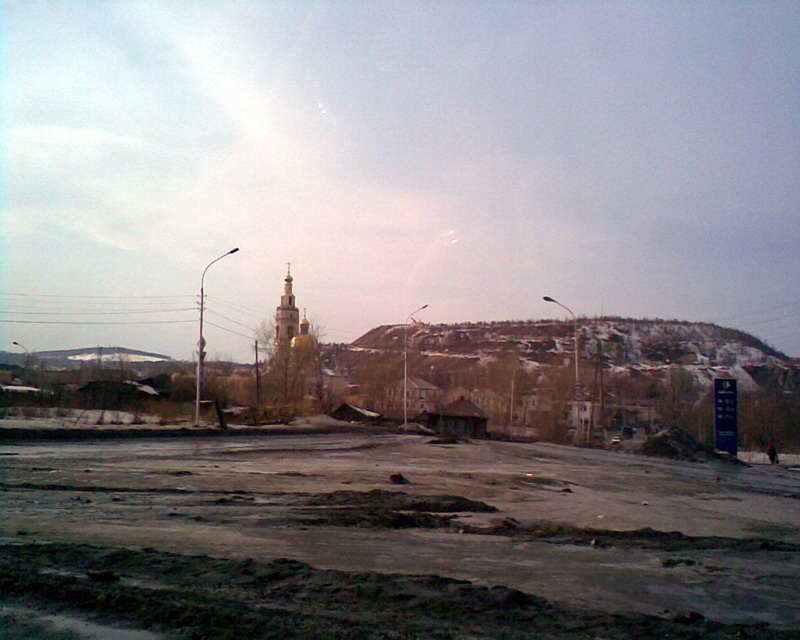 Вид на Свято-Троицкую церковь, район "Ключи" и отвалы главного карьера - смотровую площадку ВГОК