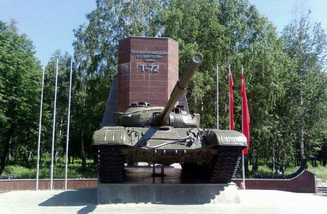 Площадь танкостроителей. Танк Т-72