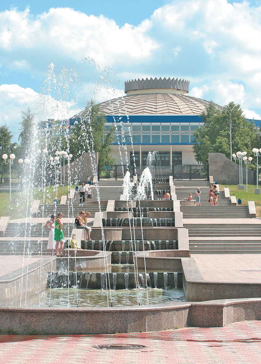 Каскад фонтанов в парке имю А.П. Бондина