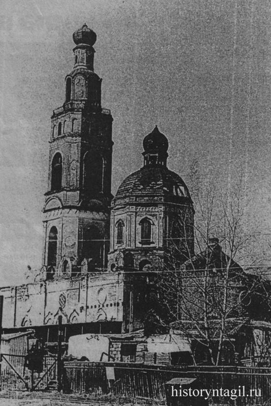 Свято-Троицкая церковь до реконструкции (слева) и после