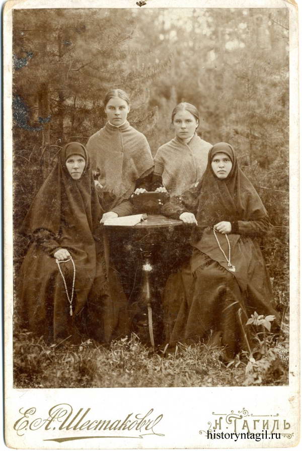 Слева Феозва Крузе. Фото не позднее 1903 года