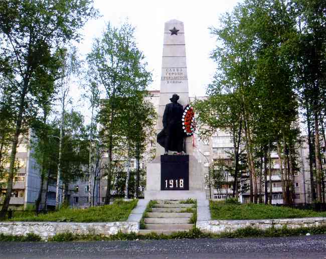 Памятник борцам революции. 2003 год