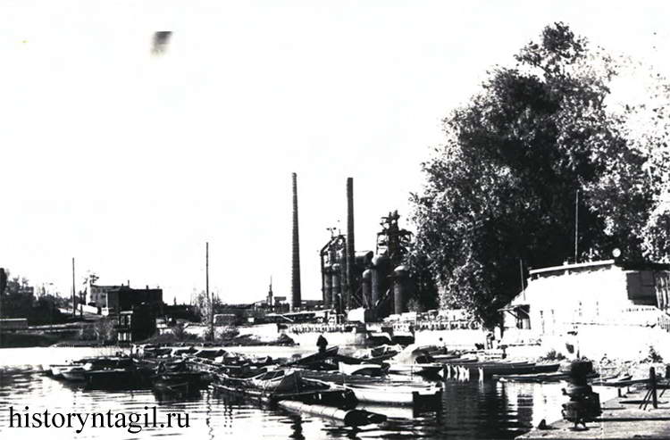 Набережная тагильского пруда. Старый металлургический завод. На переднем плане лодочная станция ВЖР. Фото Б. Шилова, 1989 г.