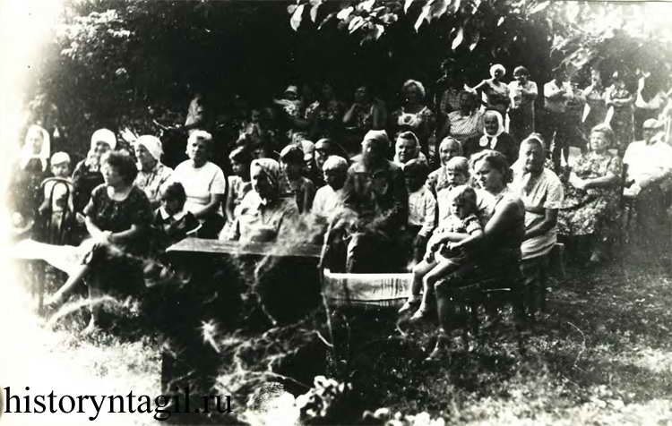 Собрание жителей улицы в годовщину освобождения Урала от Колчака. 1983 год