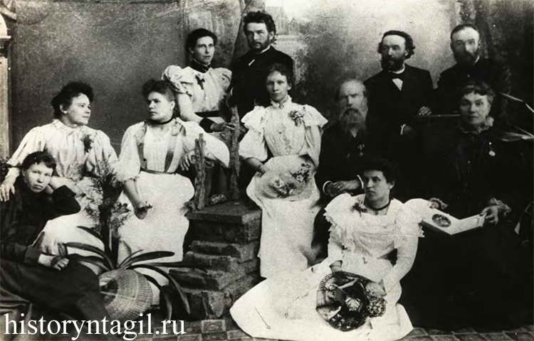 Д.П. Шорин (сидит второй справа) в кругу семьи. Фото 90-х гг. XIX века